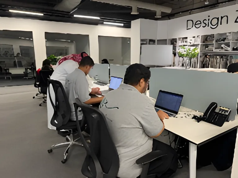 مشاركون في برنامج صيف سعي أثناء التدريب في مكتب