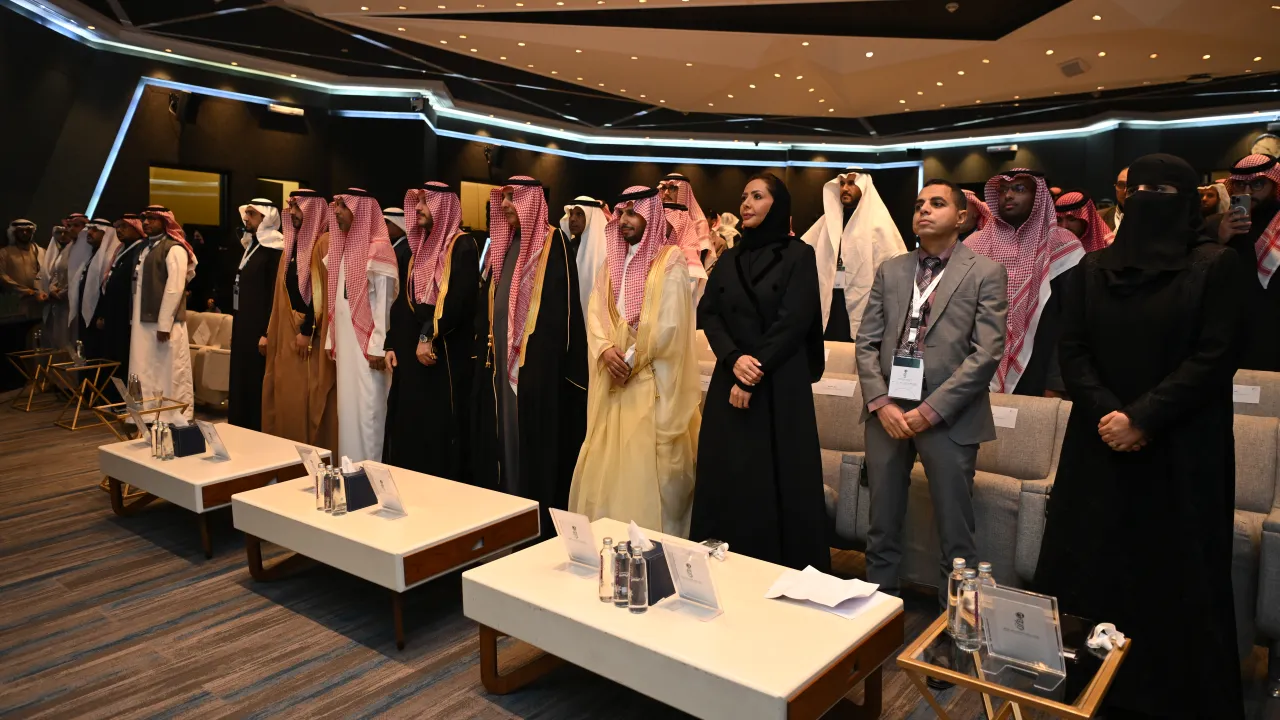 حضور بزي رسمي في قاعة مؤتمرات خلال ملتقى «مهنتي» للتوظيف في الرياض